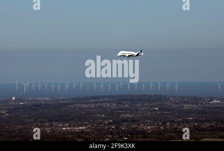 Luftaufnahme auf einer Ebene mit einem Airbus A300 Beluga transporter landen bei BAE Broughton Hawarden Flughafen Stockfoto