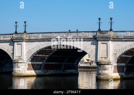 Kingston upon Thames London, Großbritannien, April 19 2021, Kingston Bridge Überqueren der Themse ohne Menschen oder Verkehr Stockfoto