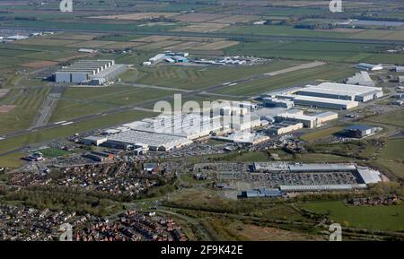 Luftaufnahme von BAE Broughton, Hawarden Airport mit Broughton Shopping Park, Einkaufszentrum rechts im Vordergrund Stockfoto