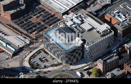 Luftaufnahme des John Lewis Kaufhauses (Teil des Victoria Gate Shopping Centers) & mehrstöckiges Parkhaus im Stadtzentrum von Leeds Stockfoto