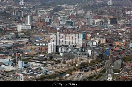 Luftaufnahme über Leeds Dock zur Skyline von Leeds Stadtzentrum Stockfoto