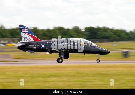 British Aerospace BAE Hawk T1 Jet Trainer Flugzeug mit Sonderflotte Air Arm, Royal Navy hundertjähriges Jubiläum, 100 Jahre Marine Luftfahrt, Fly Navy 100 Schema Stockfoto