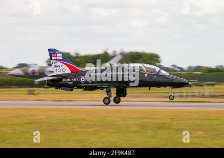 British Aerospace BAE Hawk T1 Jet Trainer Flugzeug mit Sonderflotte Air Arm, Royal Navy hundertjähriges Jubiläum, 100 Jahre Marine Luftfahrt, Fly Navy 100 Schema Stockfoto