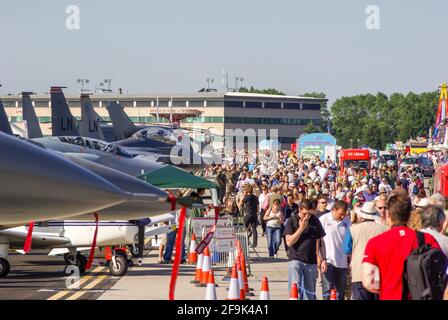 Menschenmassen auf der RAF Waddington Airshow 2009 mit Kampfflugzeugen. Vollgepackte öffentliche Veranstaltung. Sonnige Sommerveranstaltung. Stockfoto