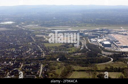 Luftaufnahme von der Anschlussstelle 5 der Autobahn M56, Großbritannien, aus Richtung Norden nach Süden der A555 Manchester Airport Relief Road Stockfoto