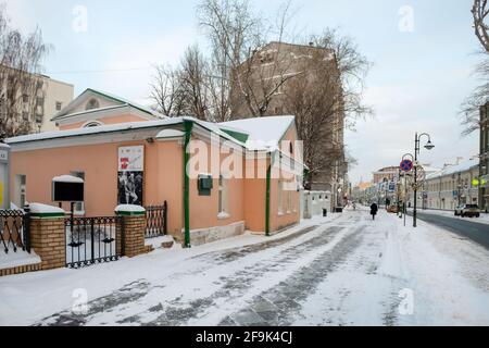 Moskau, Russland - 17. Januar 2021: Leo Tolstoi Ausstellungshalle in der Pyatnitskaya Straße 12 an einem frostigen Wintermorgen Stockfoto