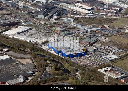 Luftaufnahme des IKEA Sheffield Möbelhauses, mit Meadowhall Retail and Business Parks, plus South Yorkshire Police Headquarters im Hintergrund Stockfoto