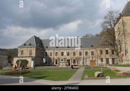 MALMEDY, BELGIEN, 14. APRIL 2021: Außenansicht des Malmundarium, Heimatmuseum in Malmedy. Das ehemalige Kloster ist ein beliebter Touristenmagro Stockfoto