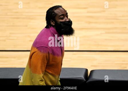 Miami, USA. April 2021. Der Brooklyn Nets-Wächter James Harden (13) schaut im ersten Quartal in der AmericanAirlines Arena am Sonntag, den 18. April 2021 in Miami, Florida, gegen die Hitze von Miami. (Foto von David Santiago/Miami Herald/TNS/Sipa USA) Quelle: SIPA USA/Alamy Live News Stockfoto