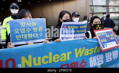 Seoul, Südkorea. April 2021. Südkoreanische Mitglieder der Christlichen Frauenvereinigung Korea veranstalten am 19. April 2021 eine Kundgebung, um die Entscheidung der japanischen Regierung über Fukushima Water anzuprangern, vor einem Gebäude, in dem sich die japanische Botschaft in Seoul, Südkorea, befindet. Die japanische Regierung kündigte am 13. April an. (Foto von Lee Young-ho/Sipa USA) Quelle: SIPA USA/Alamy Live News Stockfoto