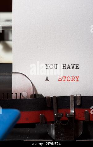 Sie haben eine Story Phrase, die mit einer Schreibmaschine geschrieben wurde. Stockfoto