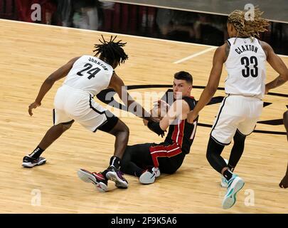 Miami, USA. April 2021. Der Miami Heat Guard Tyler Herro (14) kämpft im ersten Quartal in der AmericanAirlines Arena am Sonntag, den 18. April 2021 in Miami, Florida, um einen lockeren Ball gegen die Brooklyn-Netze Alize Johnson (24) und Nicolas Claxton (33). (Foto von David Santiago/Miami Herald/TNS/Sipa USA) Quelle: SIPA USA/Alamy Live News Stockfoto