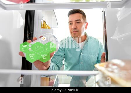 Mann das Essen aus dem Kühlschrank in der Küche Stockfoto