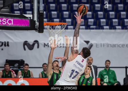 Vincent Poirier (weiß) beim Real Madrid-Sieg über den Club Joventut Badalona (101 - 92) im regulären Saisonspiel der Liga Endesa (Tag 32), das in Madrid (Spanien) im Wizink Center gefeiert wurde. April 2021. (Foto von Juan Carlos García Mate / Pacific Press/Sipa USA) Stockfoto