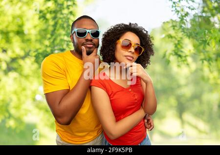 afrikanisches Paar in Sonnenbrillen denken Stockfoto