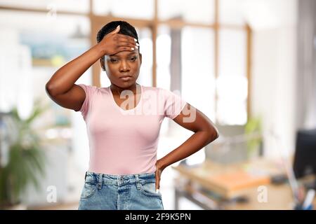 afroamerikanische Frau mit Kopfschmerzen oder Fieber Stockfoto