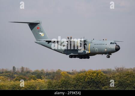 Türkische Luftwaffe Airbus Military A400M ATLAS 15-0051 Militärtransport Ankunft und Landung des Flugzeugs am Flughafen Budapest Stockfoto