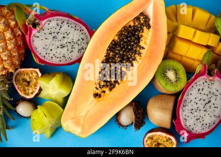 Nahaufnahme von Papaya mit anderen exotischen Früchten Stockfoto