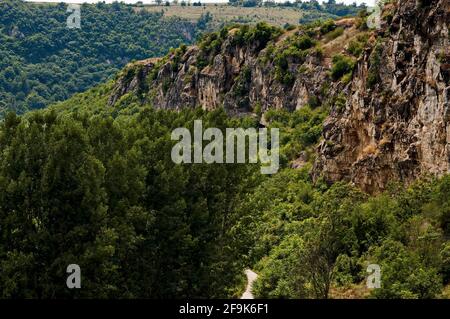 Die mittelalterliche Festung Cherven ist ein strategisches militärisch-administratives Zentrum im zweiten bulgarischen Königreich mit einem eigenen Wasserreservoir, das auf roc gebaut wurde Stockfoto