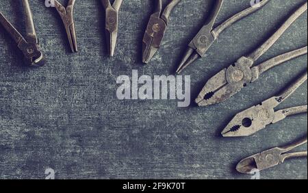 Alte gebrauchte Zangen und Zangen im Vintage-Stil, Draufsicht Stockfoto