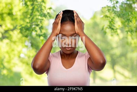 afroamerikanische Frau, die an Kopfschmerzen leidet Stockfoto