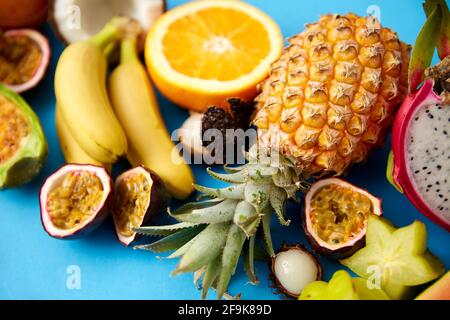 Verschiedene exotische Früchte auf blauem Hintergrund Stockfoto