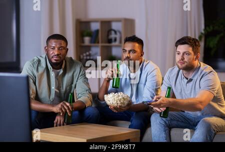 Männliche Freunde mit Bier Fernsehen zu Hause Stockfoto