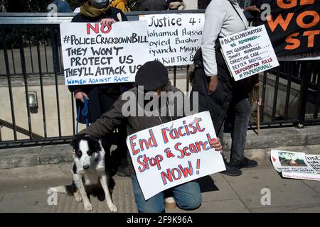 17.04.2021. Tötet den Bill-Protest. Wellington Arch. Ein Demonstrator hält ein Schild mit der Aufschrift „Schluss mit rassistischem Stopp und Suche jetzt“. Stockfoto