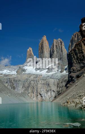 Blick auf die Torres-Berge von der Mirador Base Las Torres, Nationalpark Torres del Paine, Chile, Südamerika Stockfoto