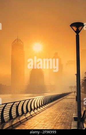Asien, Vereinigte Arabische Emirate, Dubai, das Hafengebiet im Morgengrauen Stockfoto