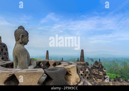 Steinigen sie buddha in einer Stupa-Glocke am heiligen Mahayana-buddhistischen Tempel des 8. Jahrhunderts in Borobudur, Magelang in der Nähe von Yogyakarta, Java, Indonesien Stockfoto