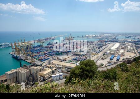 Panorama-Luftaufnahme des Handelsdocks mit Containern und Kranen des Hafens von Barcelona, Spanien. Stockfoto