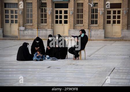 Teheran, Iran. April 2021. Eine iranische Familie trauert am Schah Abdol-Azim-Schrein in Teheran vor einem Grab. (Foto: Sobhan Farajvan/Pacific Press/Sipa USA) Quelle: SIPA USA/Alamy Live News Stockfoto