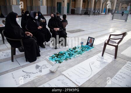 Teheran, Iran. April 2021. Eine iranische Familie trauert am Schah Abdol-Azim-Schrein in Teheran vor einem Grab. (Foto: Sobhan Farajvan/Pacific Press/Sipa USA) Quelle: SIPA USA/Alamy Live News Stockfoto