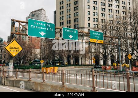 Schilder auf der Brooklyn Bridge, die sich Manhattan nähert, in New York City Stockfoto