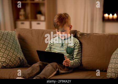 Glücklicher kleiner Junge mit Tablet-Computer zu Hause Stockfoto