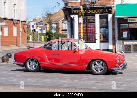 Volkswagen Karmann Ghia fährt an einem sonnigen, hellen Frühlingstag in Southend on Sea, Essex, Großbritannien. Roter VW Karmann Ghia Stockfoto