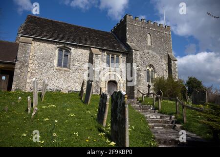 St. Nicholk Church in Brabber neben den Ruinen von Brabber Castle Aufnahmen an einem sonnigen Tag im Frühling. Stockfoto