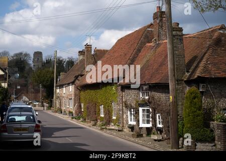 Traditionelle englische Cottages im Herzen des Dorfes Brabber in West Sussex. Stockfoto
