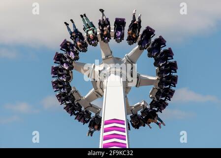 Abenteuerlustige auf der Achsenfahrt von Adventure Island in Southend on Sea, Essex, Großbritannien, am ersten Tag der Eröffnung nach der COVID-19-Roadmap aus der Sperre Stockfoto