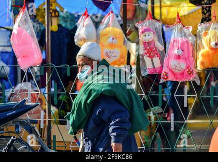 Kaschmir, Indien. April 2021. Ein älterer Mann trägt eine schützende Gesichtsmaske, während er nach der zweiten Welle des Coronavirus in Srinagar durch einen Markt geht. Jammu und Kaschmir berichteten von 1516 neuen Covid-19-Fällen, die zweithöchste bisher, obwohl sechs weitere Menschen in den letzten 24 Stunden dem Virus erlagen, sagten Beamte. (Foto von Saqib Majeed/SOPA Images/Sipa USA) Quelle: SIPA USA/Alamy Live News Stockfoto
