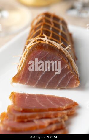 Ein Stück kalt geräucherter Thunfisch aus Albacore und Scheiben in der Nähe Nach oben Stockfoto