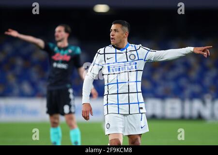 Alexis Sanchez von Internazionale (R) Gesten während des Fußballspiels der italienischen Meisterschaft Serie A zwischen SSC Napoli und dem FC Internazionale am 18. April 2021 im Diego Armando Maradona Stadium in Neapel, Italien - Foto Federico Proietti / DPPI Stockfoto