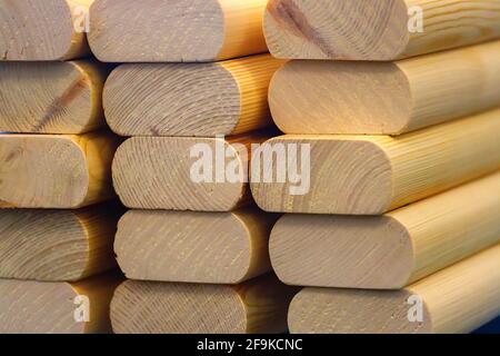 Die gehobelten Holzrohlinge werden in einem Stapel gestapelt. Lieferung und Herstellung von Baustoffen aus Holz. Hintergrund Stockfoto