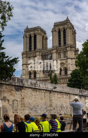 19. Juni 2019 - PARIS, FRANKREICH: Touristen besuchen die Kathedrale Notre Dame mit einer Bootstour in Paris Stockfoto