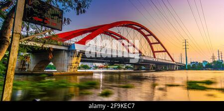 Wunderschöner Sonnenuntergang auf der Binh Loi Brücke, die nachts neu und alt ist, in der Hauptverkehrszeit, Ho Chi Minh Stadt, Vietnam. Reise- und Landschaftskonzept.