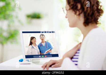 Kranke Frau beim Anruf zum Arzt. Online-Video-Chat und Telefonkonferenz mit medizinischem Personal des Krankenhauses. Kranker Patient hustet. Ausbruch des Coronavirus. Stockfoto