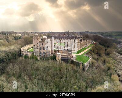 Die Stadt Bolsover bei Chesterfield mit Sonnenuntergang Himmel und Burg im Vordergrund. Dorf hinter und Kirchturm Silhouette im Hintergrund. Luftaufnahme Stockfoto