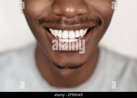 Nahaufnahme eines jungen afrikanischen Mannes mit einem großen Lächeln Stockfoto