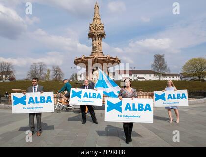 Glasgow, Schottland, Großbritannien. 19. April 2021. IM BILD: Alex Salmond, Vorsitzender der Alba-Partei (2. Links), markiert den Beginn der ALBA-Glasgow-Kampagne mit den Kandidaten VON ALBA Glasgow: (Rechts) Cllr Michelle Farns, (2. Rechts) Ailsa Gray, (links) Cllr Shahid Farooq und Lynn McMahon. Herr Salmond wird die Pläne VON ALBA zur Verbesserung der Unterhaltszulage erläutern, und Cllr Farns wird darlegen, wie ALBA Taxifahrern und privaten Mietfahrern finanzielle Unterstützung gewähren will. Alex Salmond, Parteichleiter VON ALBA, sagte im Vorfeld des Photo-Calls: „heute kündigen wir gezielte Maßnahmen zur Unterstützung an Stockfoto